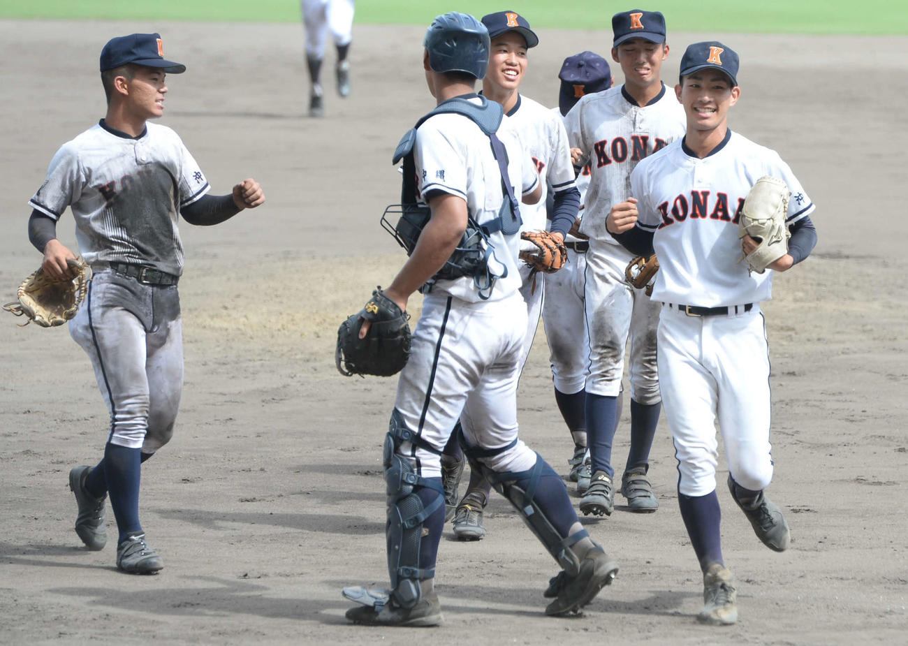 甲子園出場を決めた興南ナイン（撮影・只松憲）