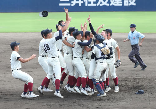 30日、優勝を決め喜びを爆発させる大阪桐蔭ナイン（撮影・白石智彦）