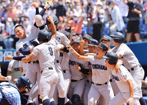 東海大相模対横浜　サヨナラ勝ちで優勝を果たし歓喜の横浜ナイン（撮影・垰建太）