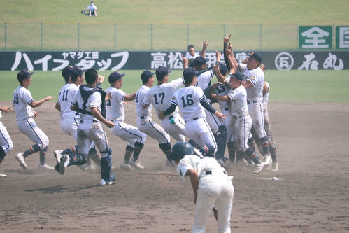 英明に勝利し、3大会連続の夏の甲子園出場を決めた高松商ナイン（撮影・波部俊之介）
