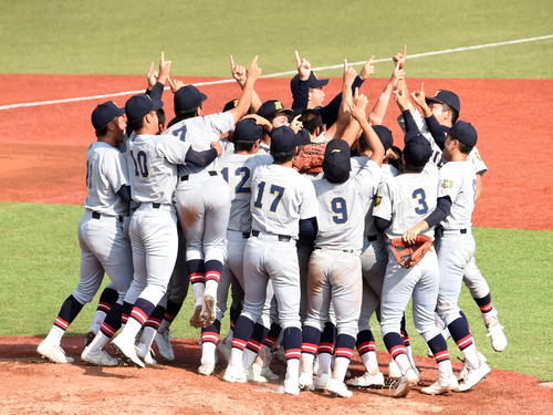 聖和学園対仙台育英　3年ぶり29度目の優勝を果たしマウンド上で歓喜する仙台育英の選手たち（撮影・山田愛斗）