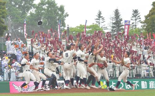 八戸学院光星対八戸工大一　3年ぶり11度目の優勝を飾り、歓喜する八戸学院光星ナイン（撮影・佐藤究）