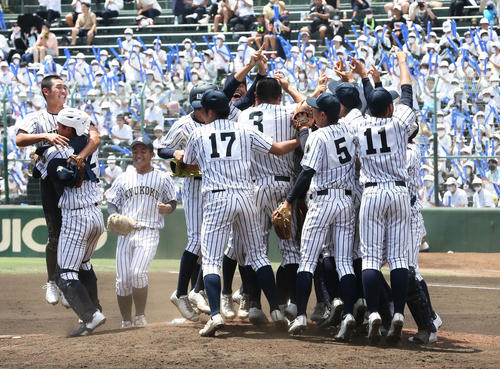 筑陽学園対九州国際大付　甲子園出場を決め、歓喜に沸く九州国際大付ナイン（撮影・屋方直哉）