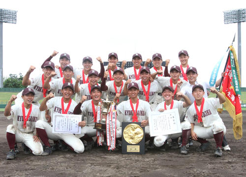 10度目の夏切符を手にした旭川大高ナイン（撮影・奥村晶治）