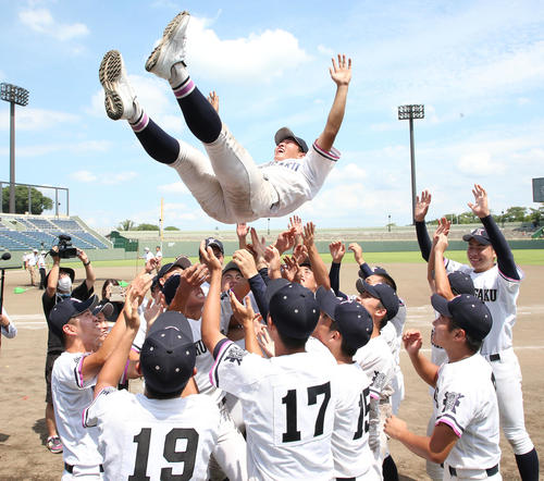 国学院栃木対宇都宮南　優勝し胴上げされる国学院栃木・平井主将（撮影・宮地輝）