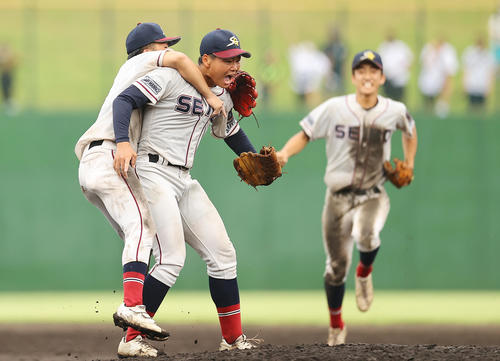 聖望学園対浦和学院　完封勝利で優勝を決めた聖望学園・岡部（中央）はナインと喜びを爆発させる（撮影・垰建太）