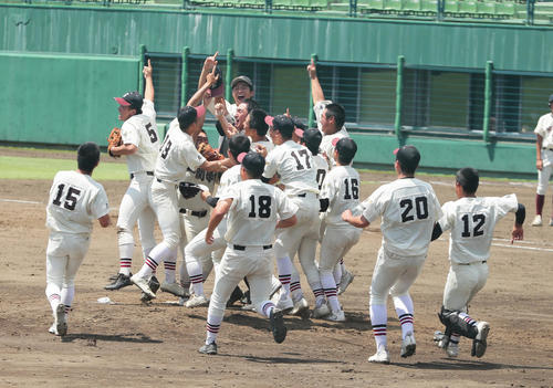 優勝を決め、歓喜する一関学院ナイン（撮影・足立雅史）