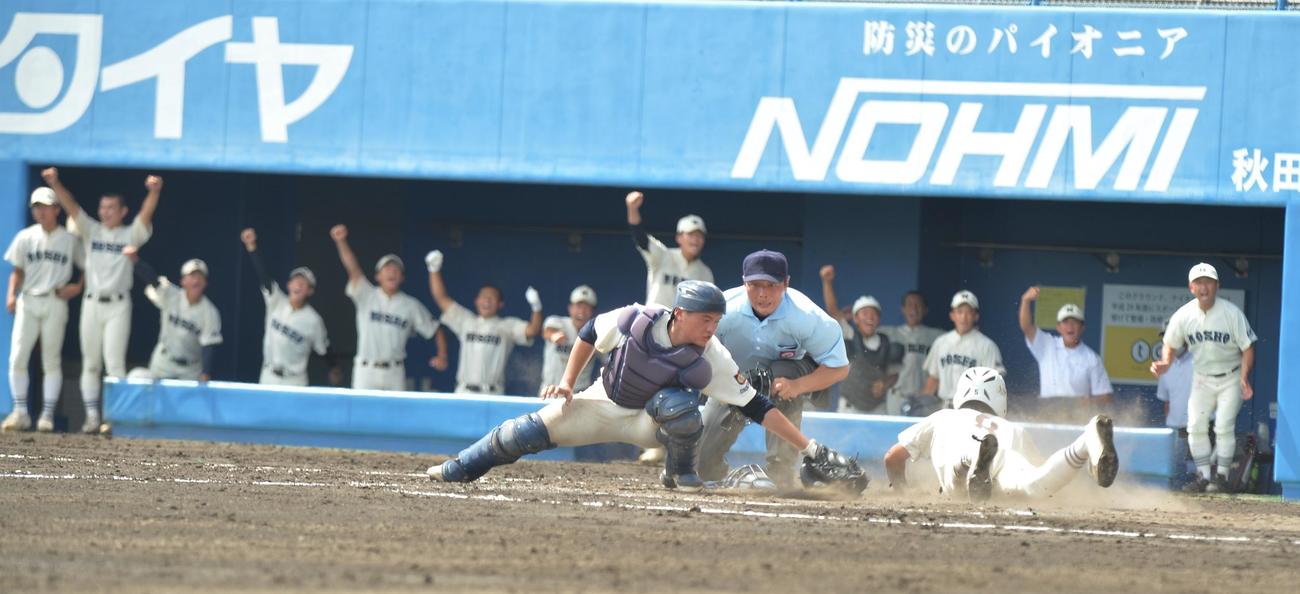 秋田南対能代松陽　3回裏能代松陽1死一、二塁、逆転のホームを踏む紀本（右）（撮影・佐藤究）