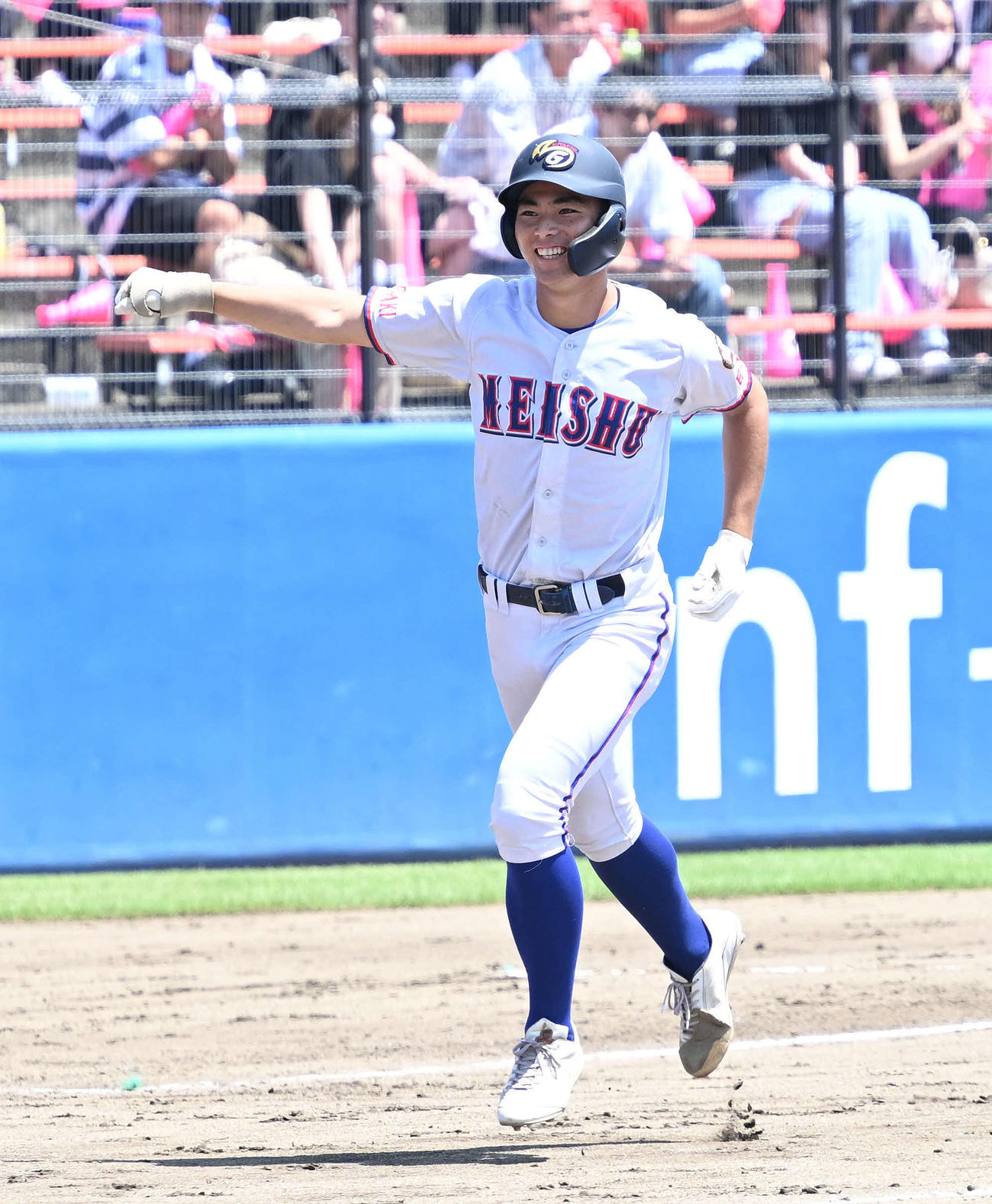 土浦日大対明秀学園日立　9回裏明秀学園日立2死二塁、佐藤はサヨナラとなる2点本塁打を放ちガッツポーズ（撮影・滝沢徹郎）