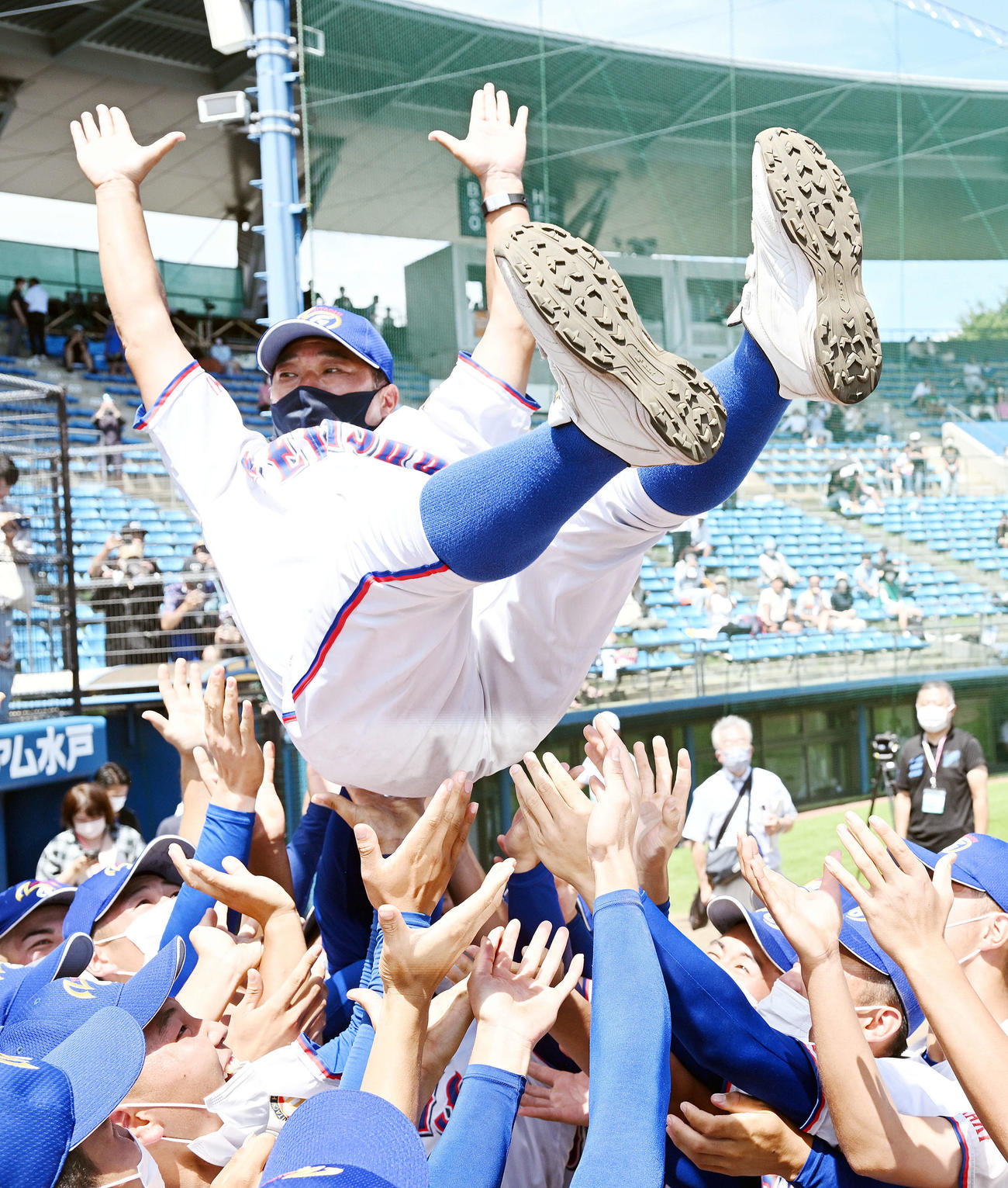 土浦日大対明秀学園日立　優勝を決め選手たちから胴上げされる明秀学園日立・金沢監督（撮影・滝沢徹郎）
