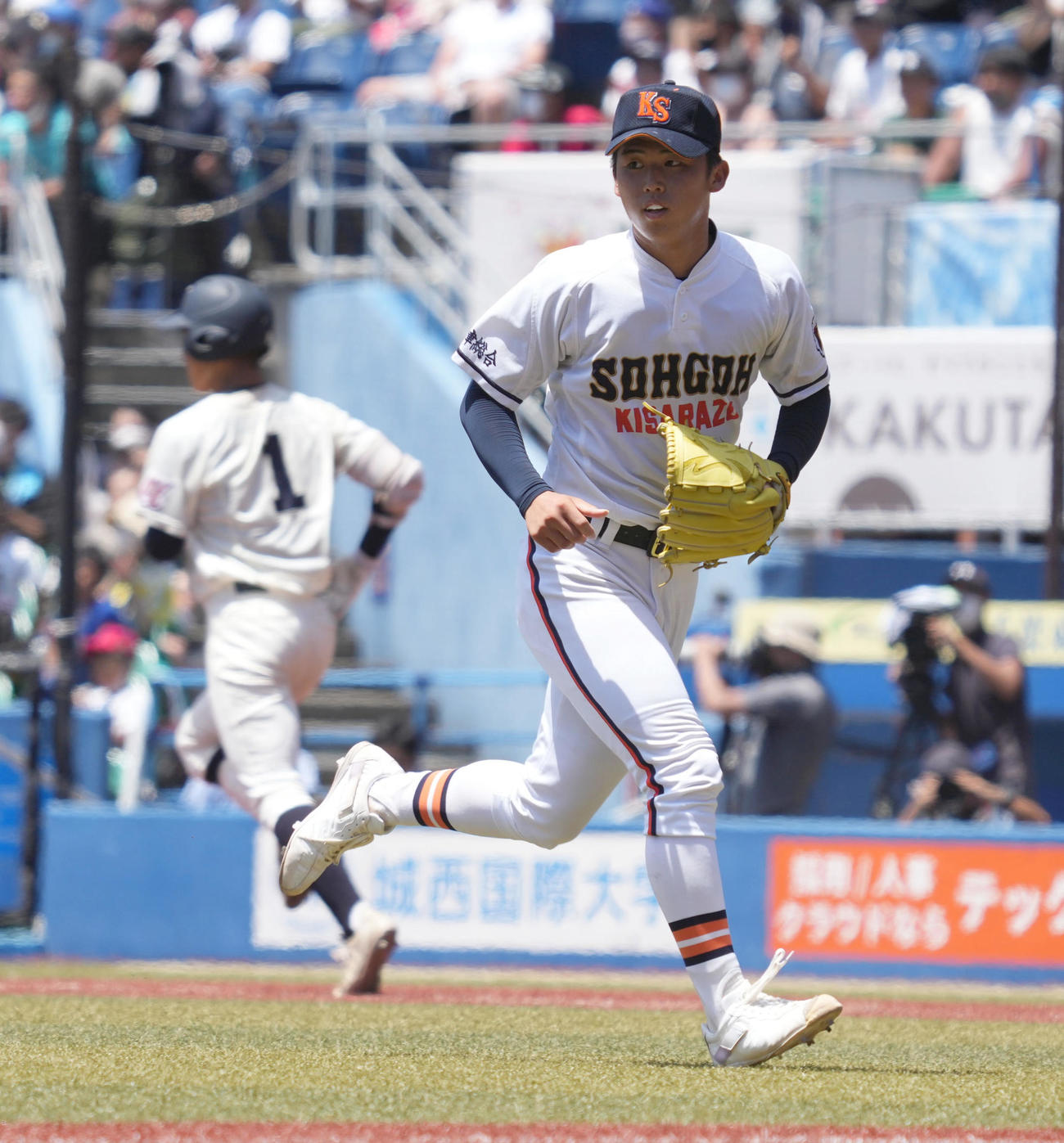 市船橋対木更津総合、6回表市船橋2死三塁、森本哲星（左）に右前適時打を許し本塁ベースカバーに向かう木更津総合先発の越井（撮影・小沢裕）