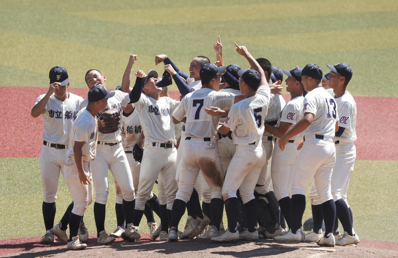 市船橋対木更津総合、優勝を果たし喜びを爆発させる市船橋ナイン。左から3人目は先発完投した森本哲星（撮影・小沢裕）