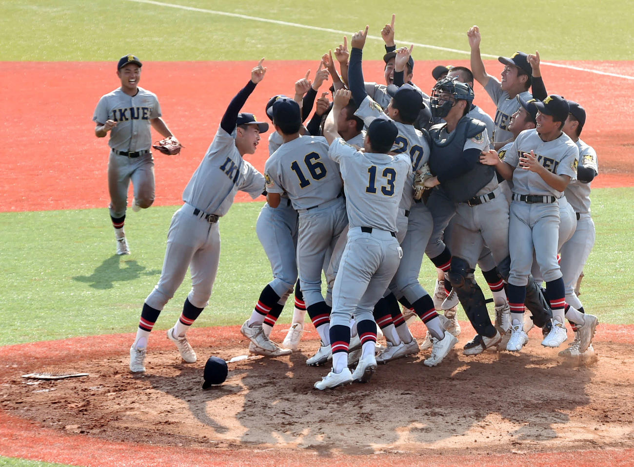 聖和学園対仙台育英　3年ぶり29度目の甲子園出場を決め、マウンドで喜ぶ仙台育英ナイン（撮影・相沢孔志）