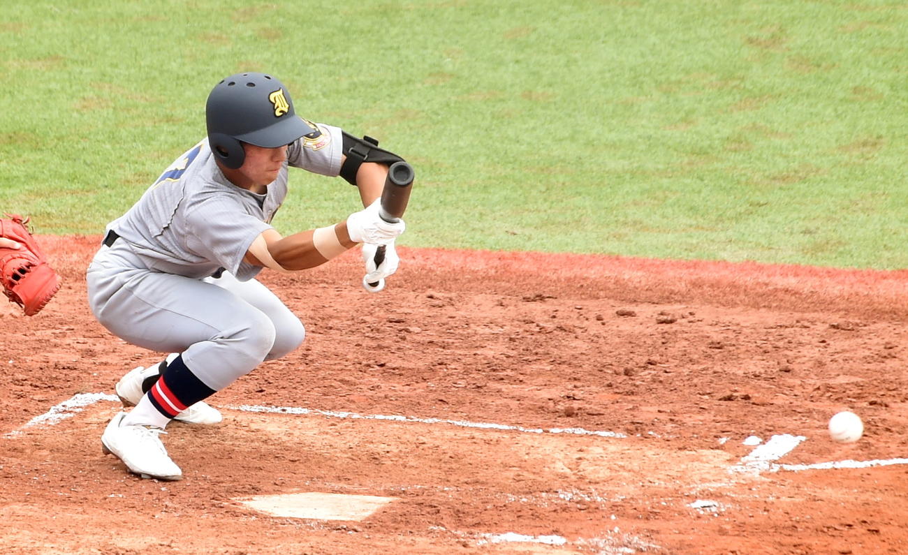 聖和学園対仙台育英　2回裏仙台育英1死三塁、先制スクイズを決める遠藤（撮影・山田愛斗）