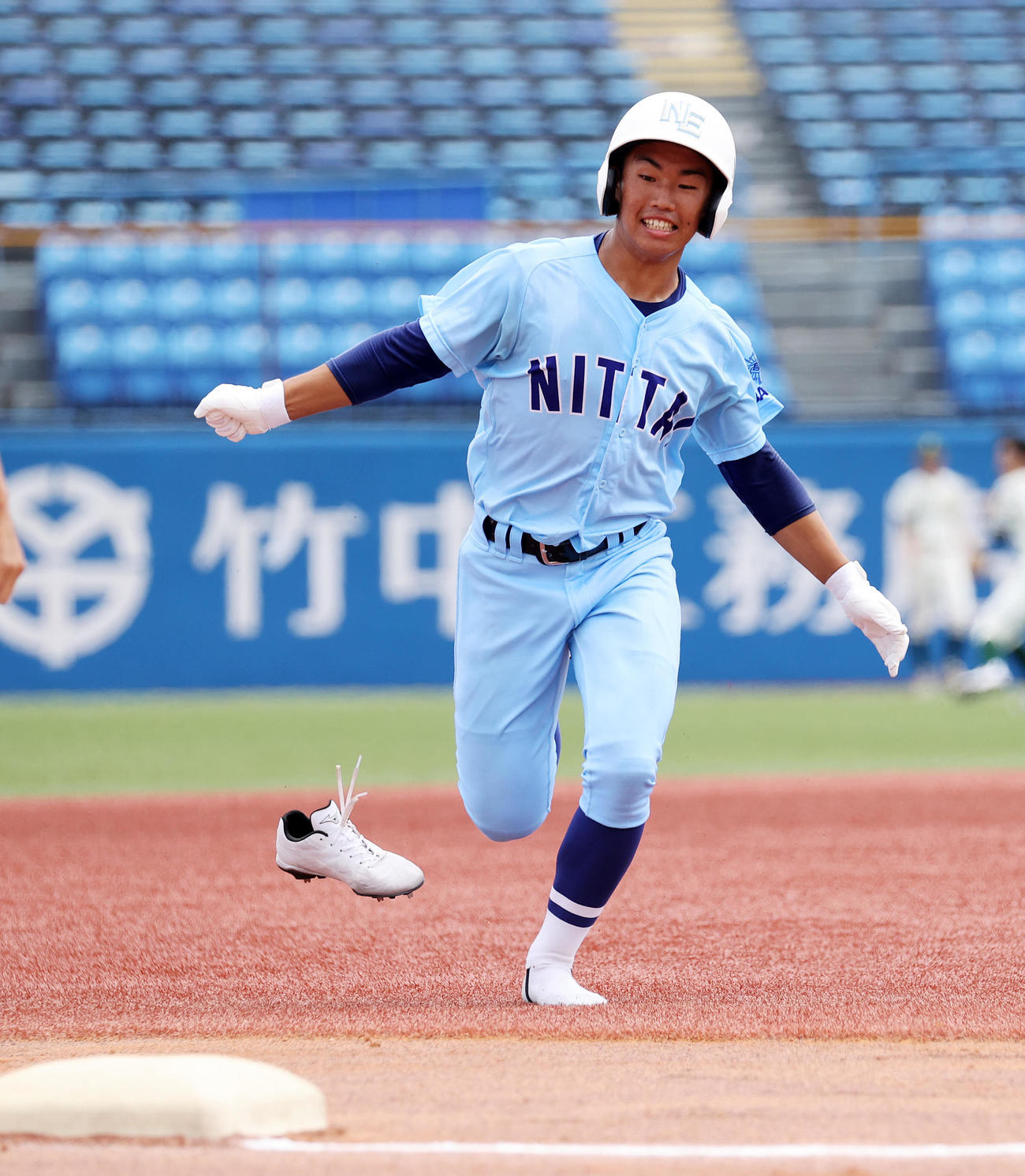 日体大荏原対城東　1回表日体大荏原1死二塁、千葉は中越え適時三塁打を放ち靴が脱げながら滑り込む（撮影・鈴木正人）