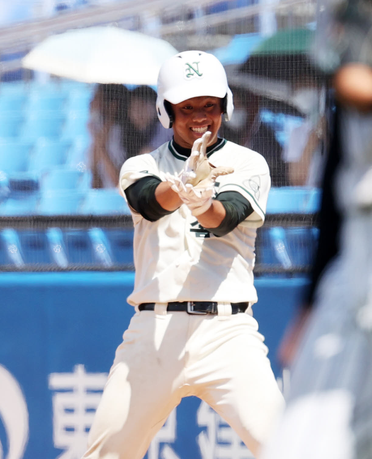 帝京対二松学舎大付　5回裏二松学舎大付1死一、三塁、柴田怜は左前適時打を放ちポーズを決める（撮影・鈴木正人）