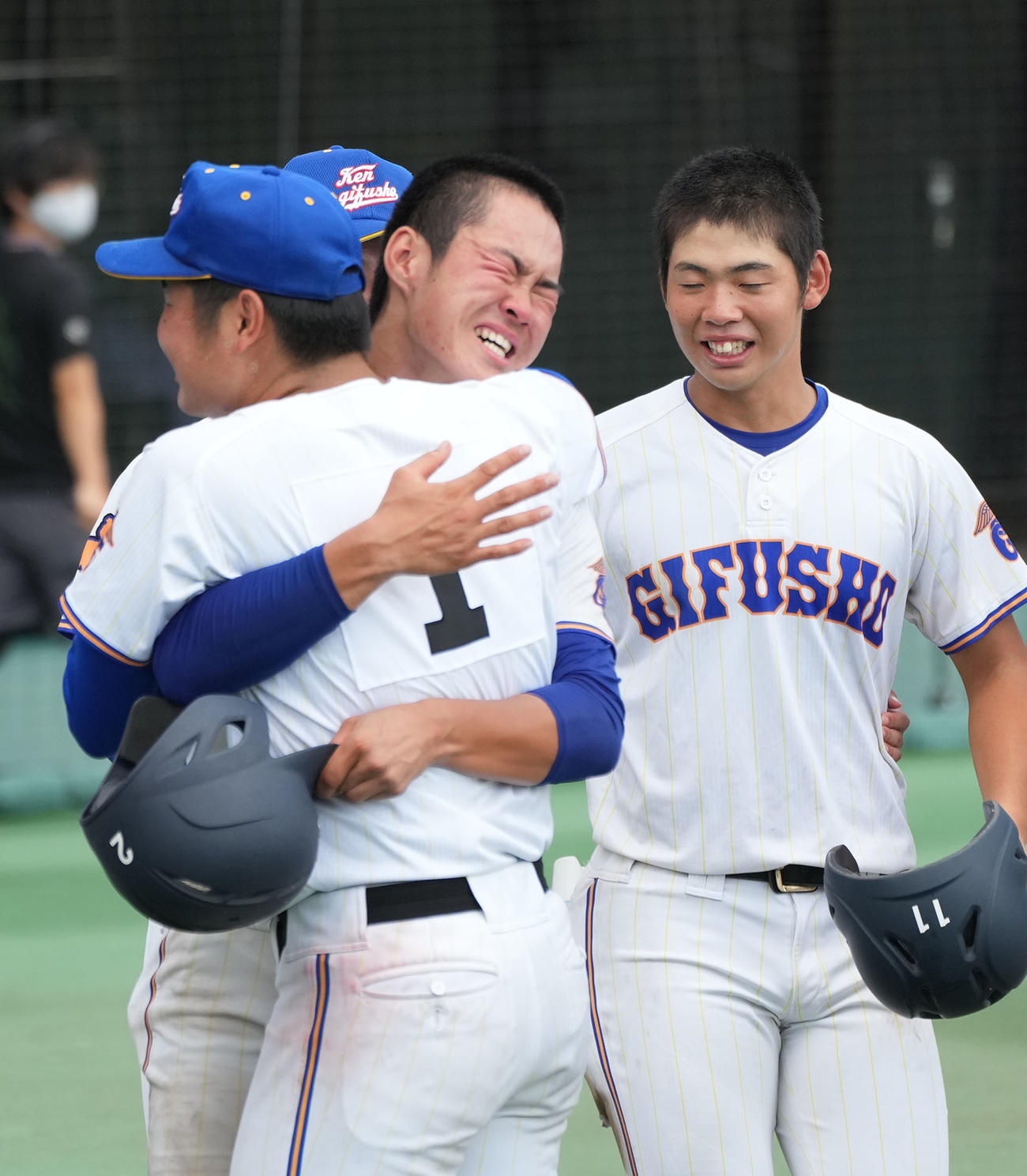 11回裏県岐阜商無死、右越えサヨナラ本塁打を放ち喜ぶ村瀬海斗（中央）（撮影・森本幸一）