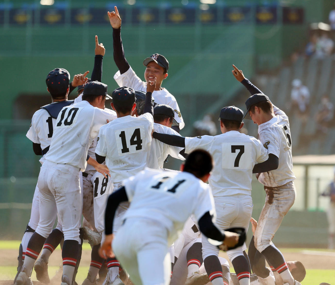 社対神戸国際大付属　神戸国際大付属に勝利しマウンドに歓喜の表情で集まる社ナインたち（撮影・加藤哉）