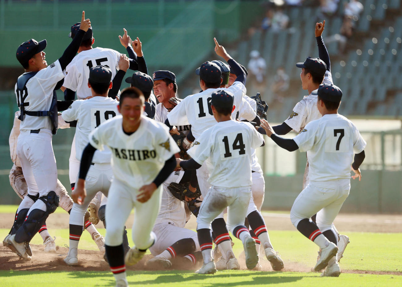社対神戸国際大付属　神戸国際大付属に勝利しマウンドに歓喜の表情で集まる社ナインたち（撮影・加藤哉）