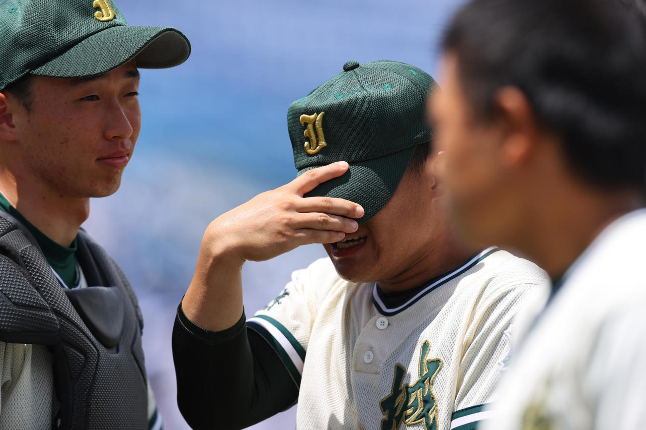 日体大荏原対城東　日体大江原に敗れ決勝進出を逃し涙する城東の選手たち（撮影・垰建太）