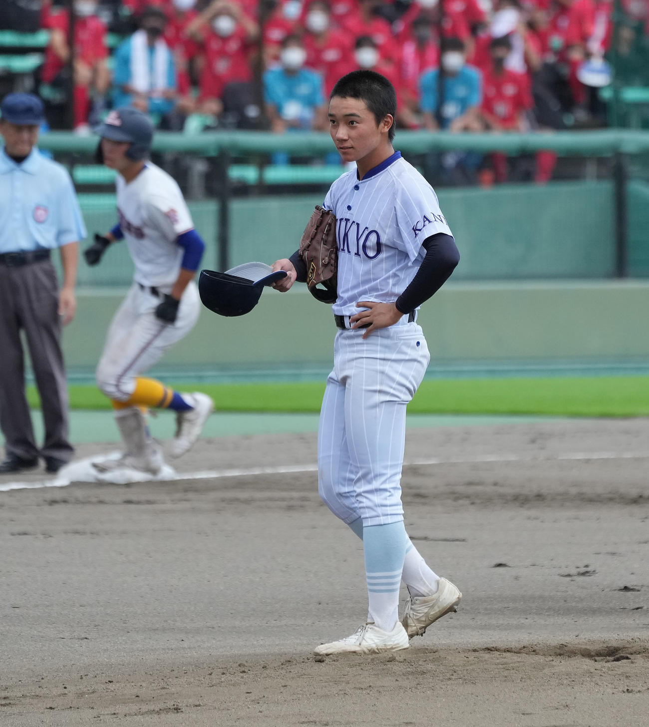 第104回全国高校野球選手権岐阜県大会決勝　県立岐阜商業対帝京大可児　11回裏県立岐阜商業無死、右越えサヨナラ本塁打を放ち井上悠にサヨナラ本塁打を打たれた帝京大可児・鈴木孝介（右）（撮影・森本幸一）