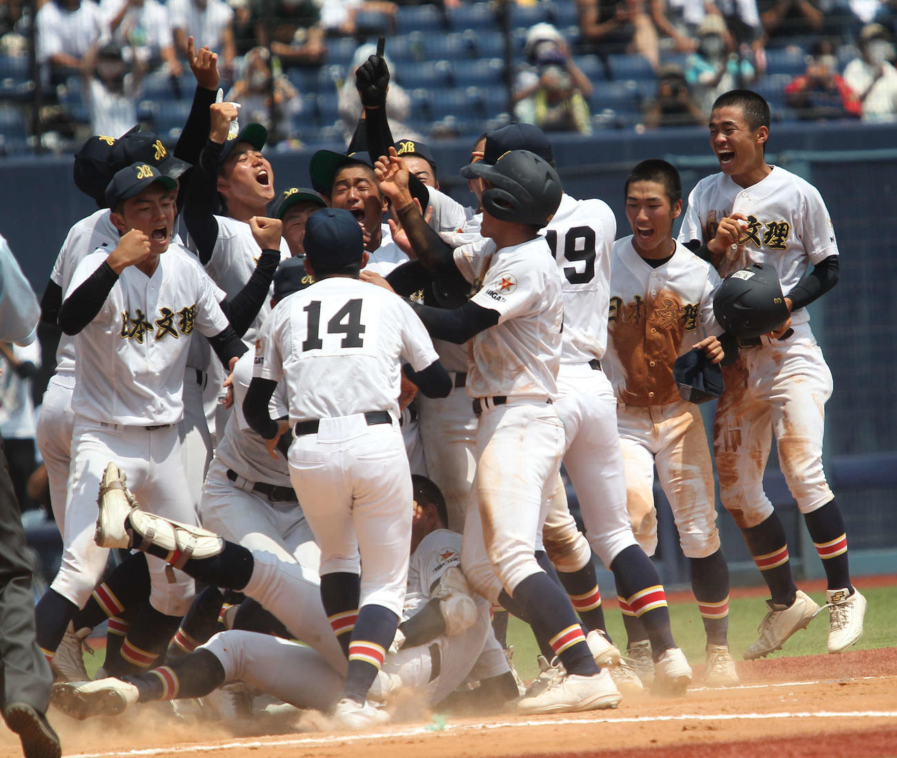劇的勝利での優勝に喜びを爆発させる日本文理ナイン