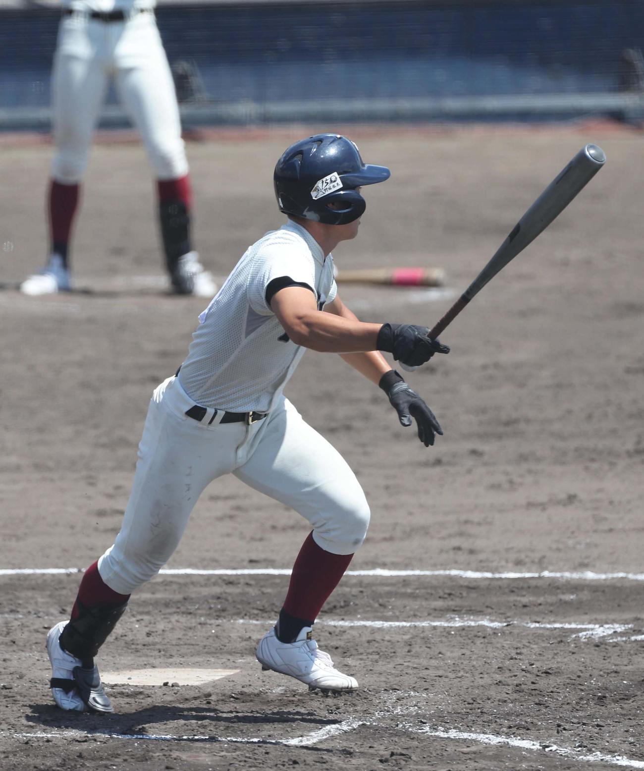 上宮対大阪桐蔭　2回裏大阪桐蔭無死二塁、星子は左翼線へ適時二塁打を放つ（撮影・上田博志）