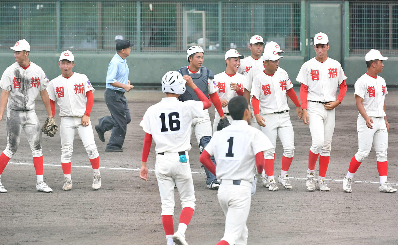優勝しあいさつに向かう智弁和歌山ナイン（撮影・岩下翔太）