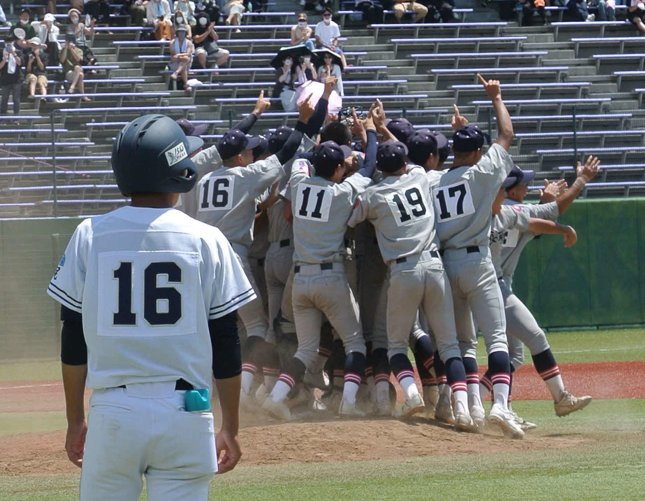 佐久長聖対都市大塩尻　優勝を決めてマウンドで抱き合う佐久長聖ナイン