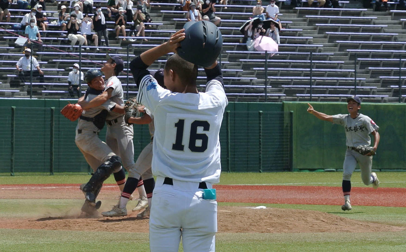 佐久長聖対都市大塩尻　優勝を決めてマウンドで抱き合う佐久長聖ナイン