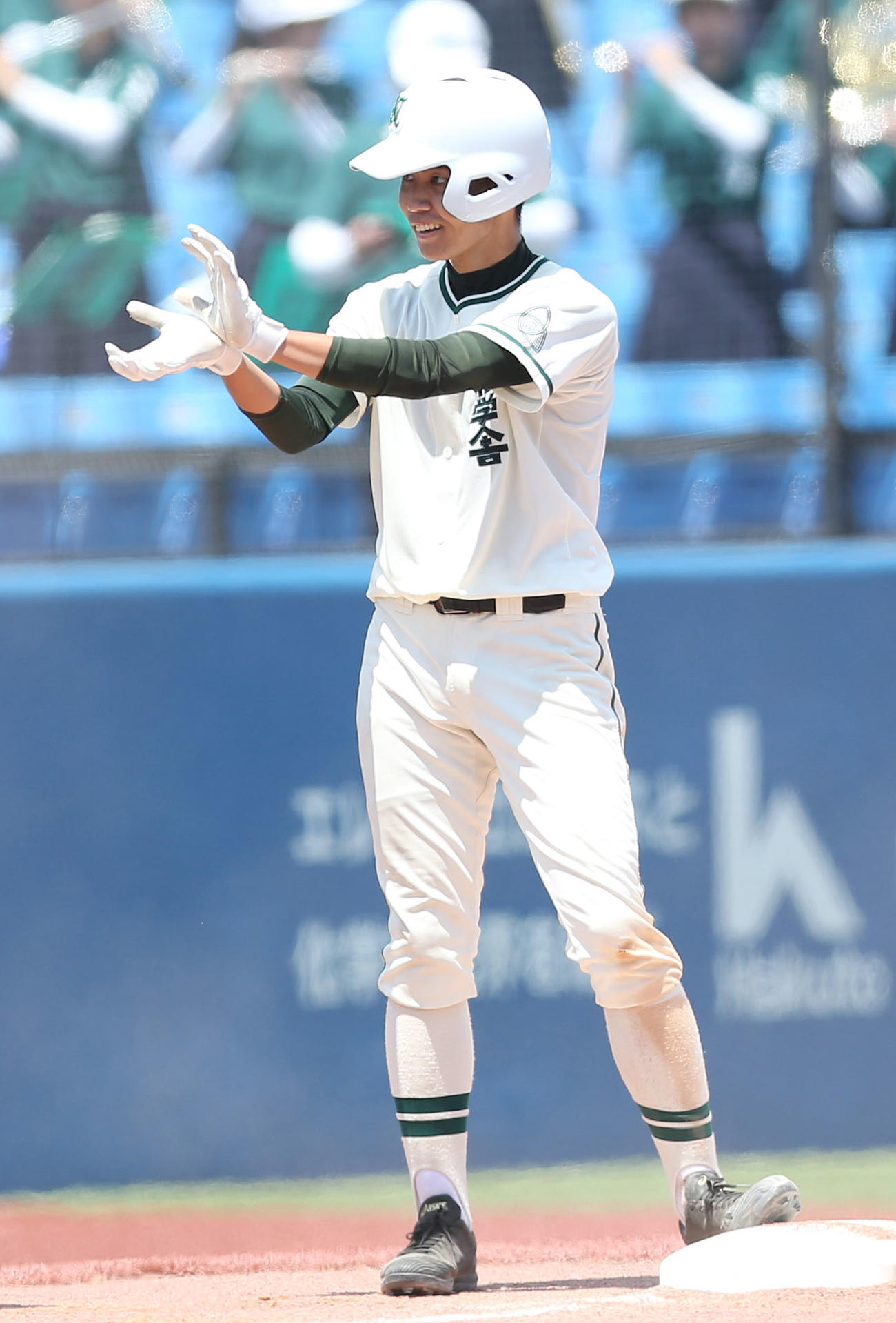 日体大荏原対二松学舎大付　6回裏二松学舎大付1死二、三塁、2点適時三塁打を放ちポーズをとる辻（撮影・宮地輝）