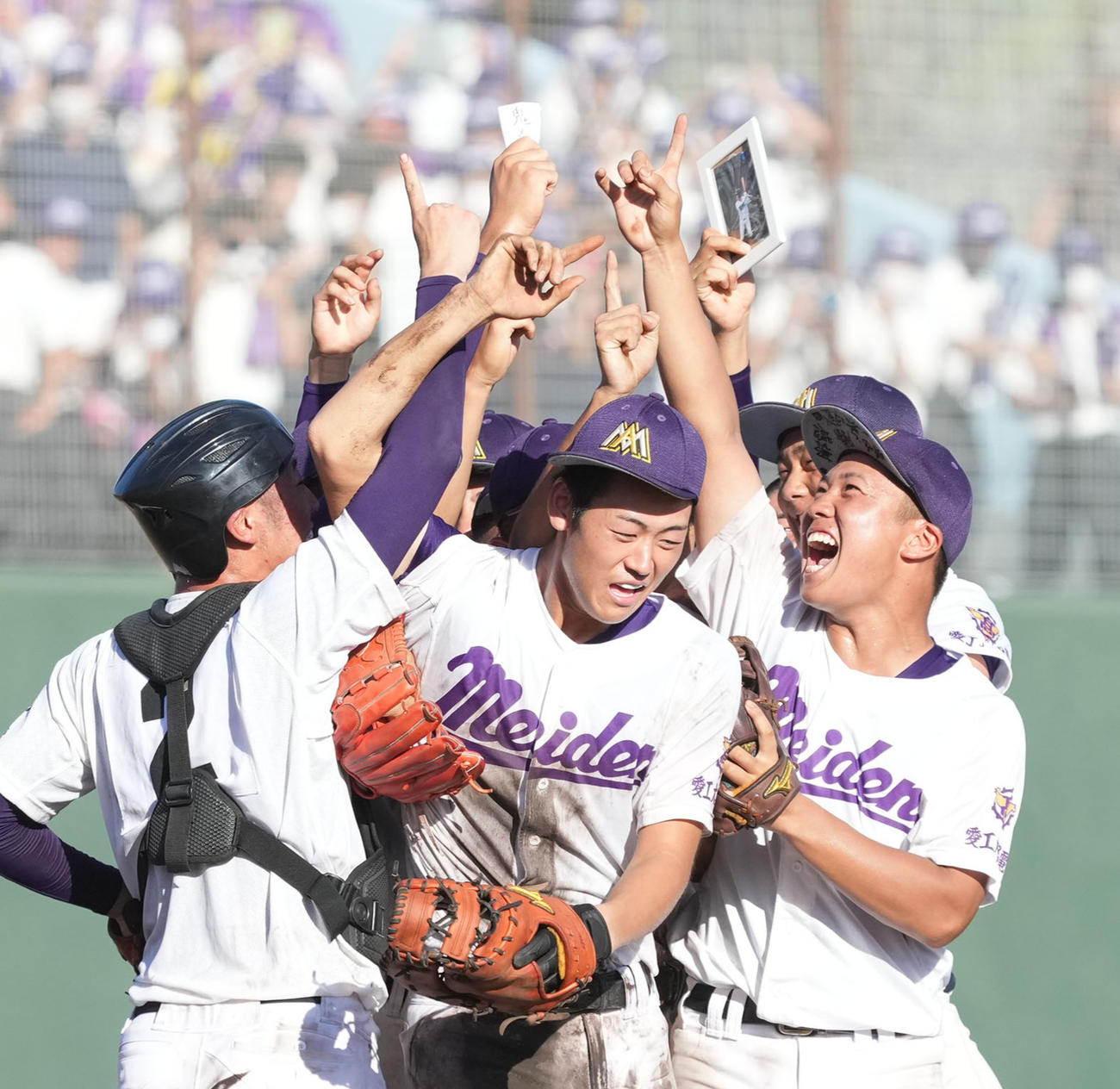 亡くなった瀬戸勝登さんの写真を手に喜ぶ愛工大名電ナイン（撮影・森本幸一）