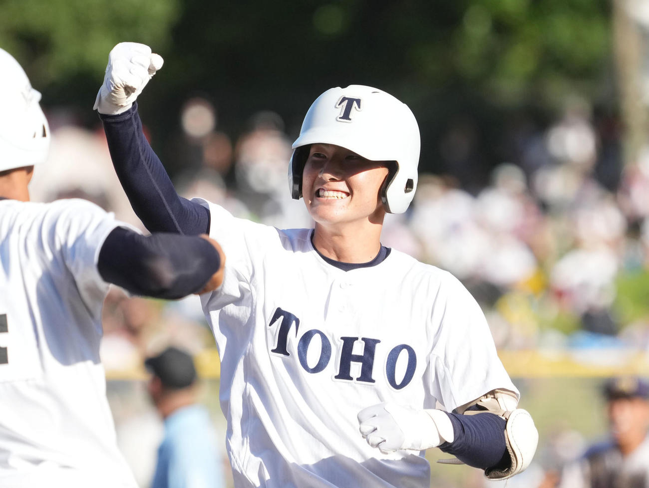9回裏、左前安打を放ちガッツポーズをする東邦・石川瑛貴（撮影・森本幸一）