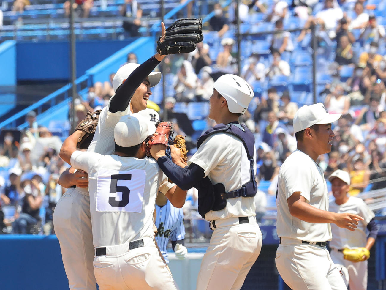 優勝し喜び合う松藤（左端）ら日大三の選手たち（撮影・野上伸悟）