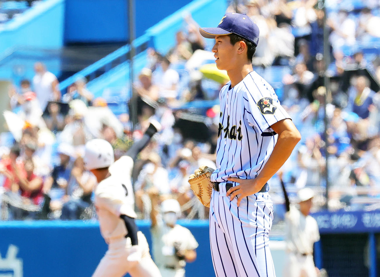 7回表日大三2死一塁、村上（後方）に左越え2点本塁打を許す鈴木泰成（撮影・野上伸悟）