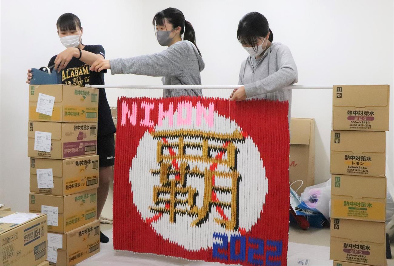 夏の大会に向けて選手たちには内緒で「覇」の鶴文字を作成する日大鶴ケ丘の3年生マネジャー・石渡さん、根本さん、塚原さん（左から）（撮影・藤塚大輔）