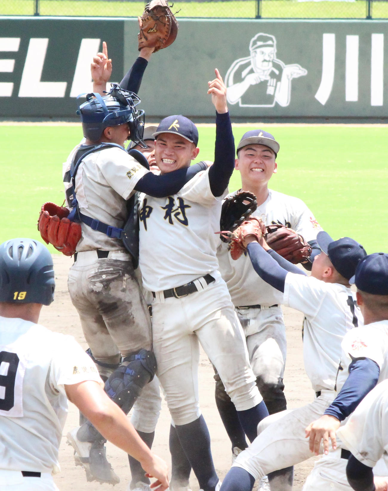 神村学園対樟南　3季連続で甲子園出場を決め、歓喜するエース今村投手（中央）ら神村学園ナイン（撮影・菊川光一）