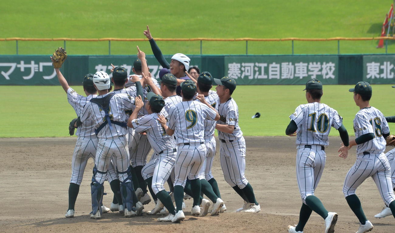 鶴岡東対東北文教大山形城北　マウンドで喜びを爆発させる鶴岡東ナイン（撮影・濱本神威）