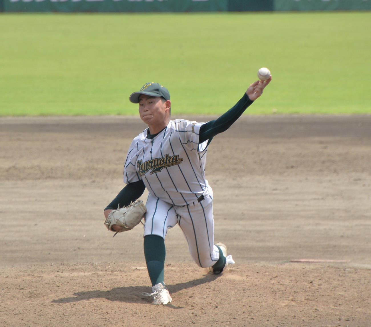 鶴岡東対東北文教大山形城北　9回2死からマウンドに上がった鶴岡東・佐藤（撮影・濱本神威）
