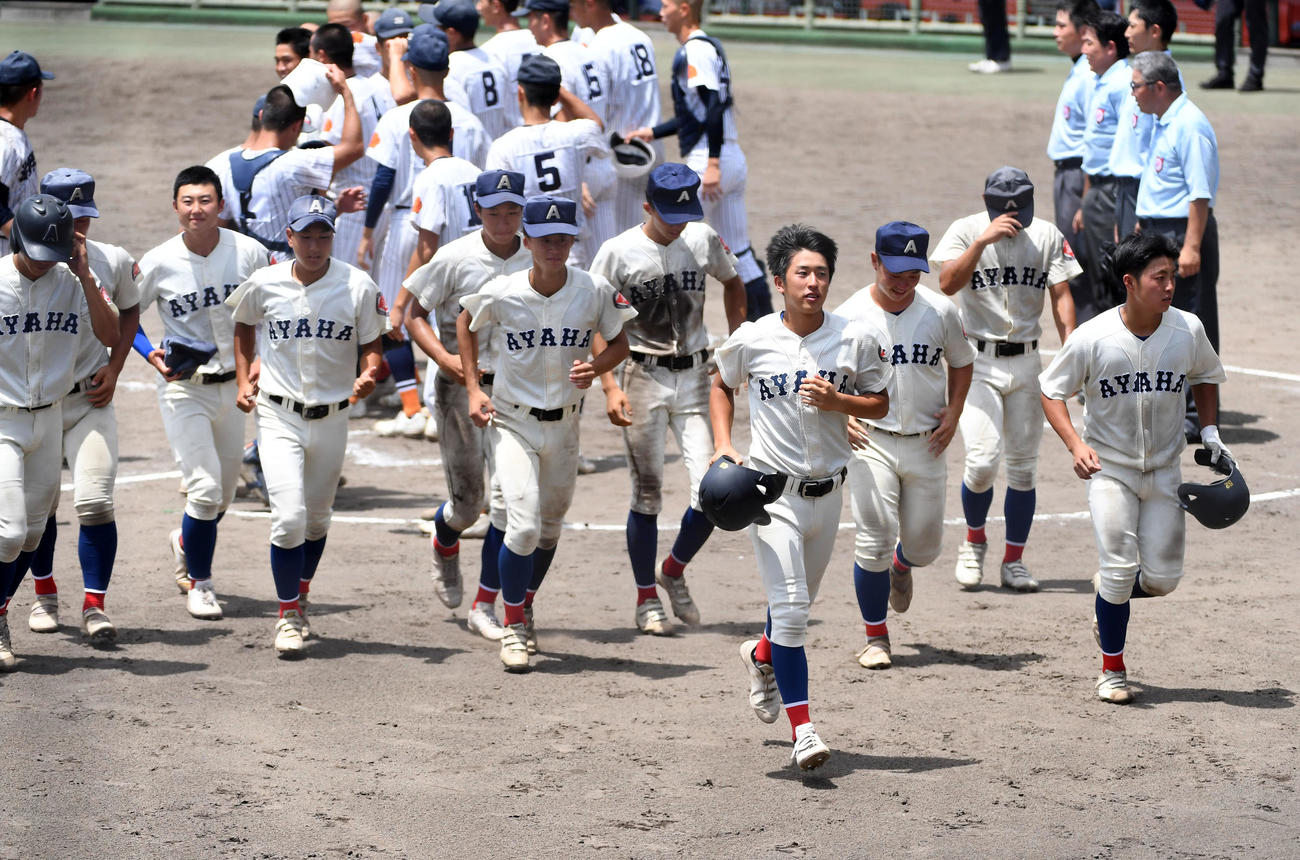 綾羽対滋賀学園　滋賀学園に敗れがっくりする綾羽ナイン（撮影・前岡正明）