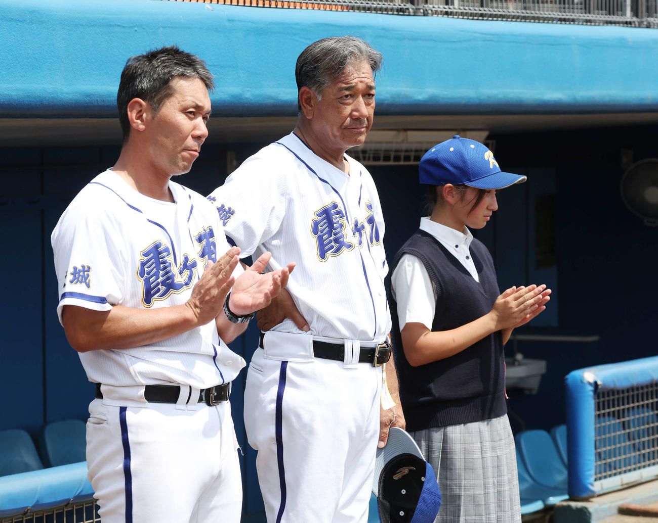 つくば秀英対霞ケ浦　優勝した霞ケ浦の選手たちを見つめる高橋監督（中央）（撮影・宮地輝）