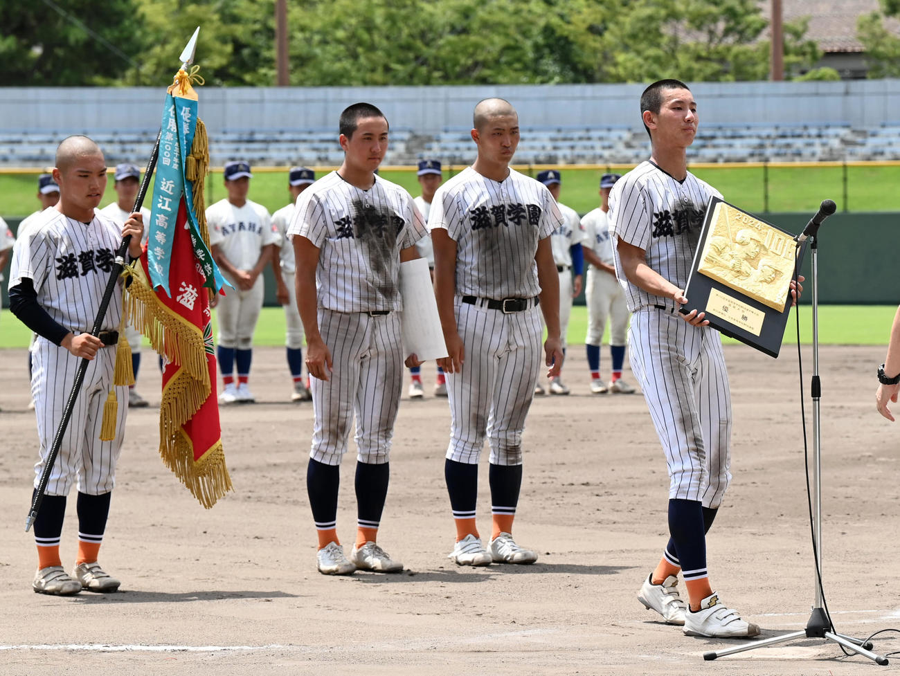 綾羽対滋賀学園　綾羽を破り甲子園出場を決め優勝盾を授与される滋賀学園・岩井（撮影・前岡正明）