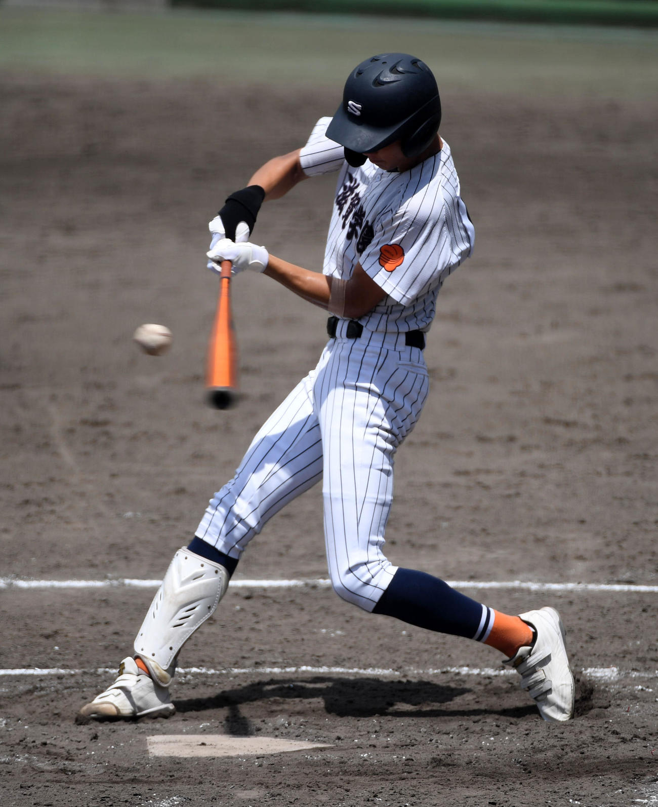 綾羽対滋賀学園　4回裏滋賀学園1死二塁、岩井は中前打を放つ（撮影・前岡正明）
