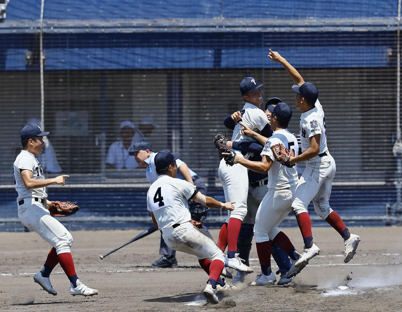 大阪桐蔭対東海大大阪仰星　優勝し、捕手増田と抱き合って喜ぶ森に駆け寄る大阪桐蔭ナイン（撮影・藤尾明華）