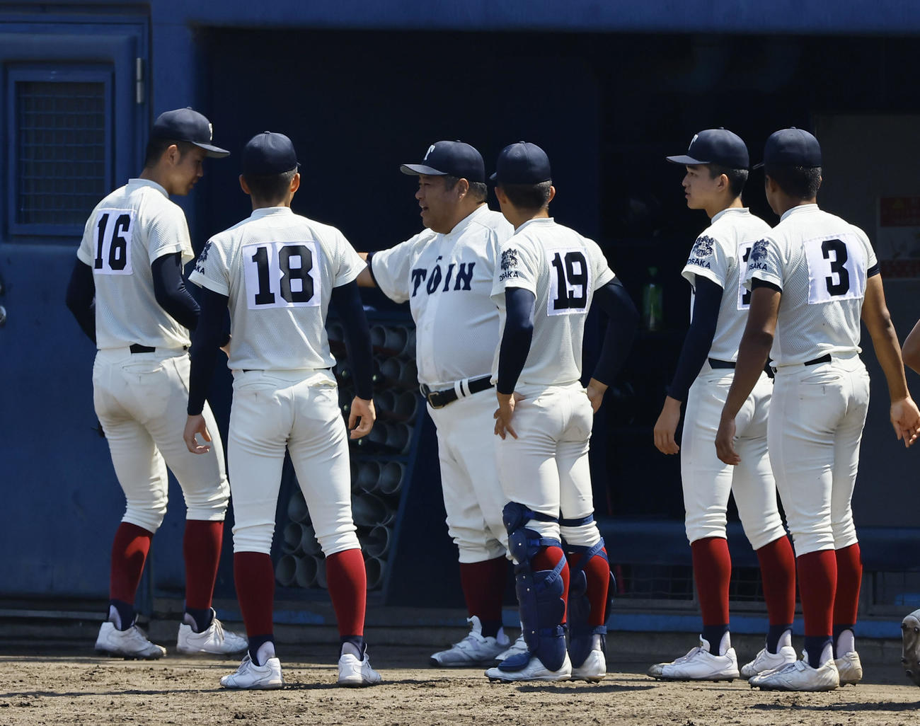 大阪桐蔭対東海大大阪仰星　2回を終え選手に声をかける大阪桐蔭・西谷監督（左から3人目）（撮影・藤尾明華）