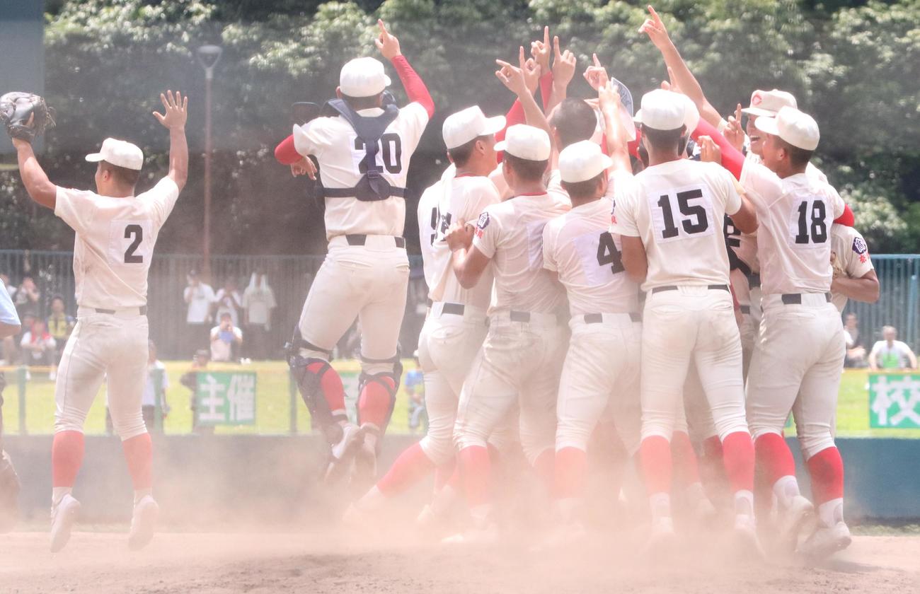 奈良大付対智弁学園　優勝し夏の甲子園出場を決めマウンドで歓喜する智弁学園ナイン（撮影・塚本光）