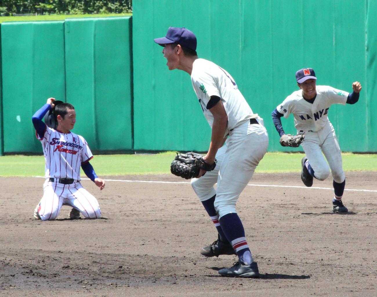下関国際対南陽工　最後の打者を三振に仕留めて優勝を決め、雄たけびを上げる南陽工・阿部（撮影・菊川光一）