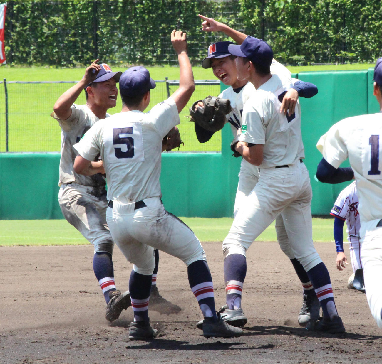 下関国際対南陽工　14年ぶりの優勝で歓喜する南陽工の選手たち（撮影・菊川光一）