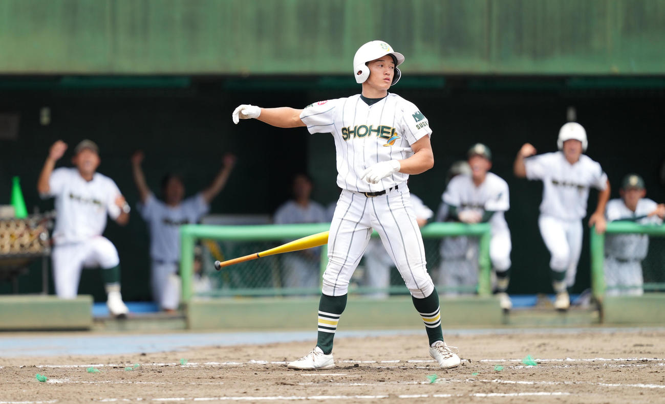 花咲徳栄対昌平　8回裏昌平無死、死球を受ける代打・畑田（撮影・菅敏）