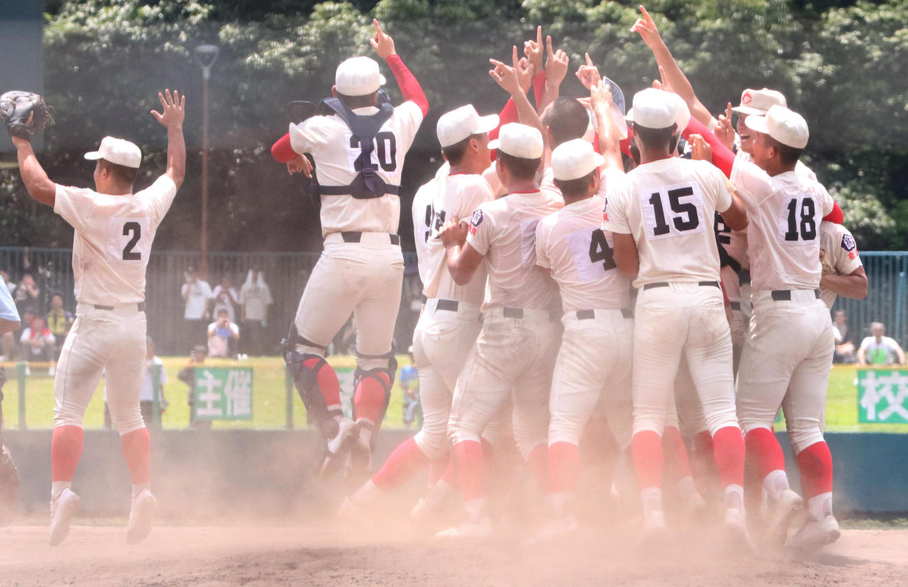 奈良大付対智弁学園　2年連続で夏の甲子園出場を決めマウンドで歓喜する智弁学園ナイン（撮影・塚本光）